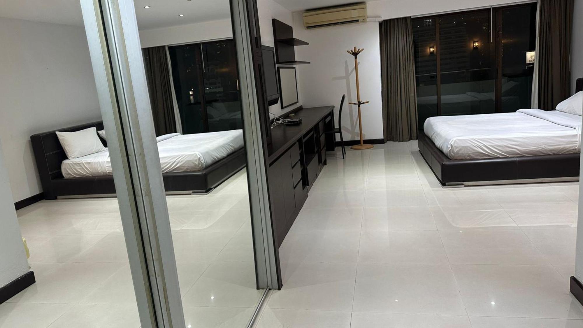 Affordable Serviced Apartments In Nana Omni Tower - Prime Sukhumvit Location Bangkok Exterior photo