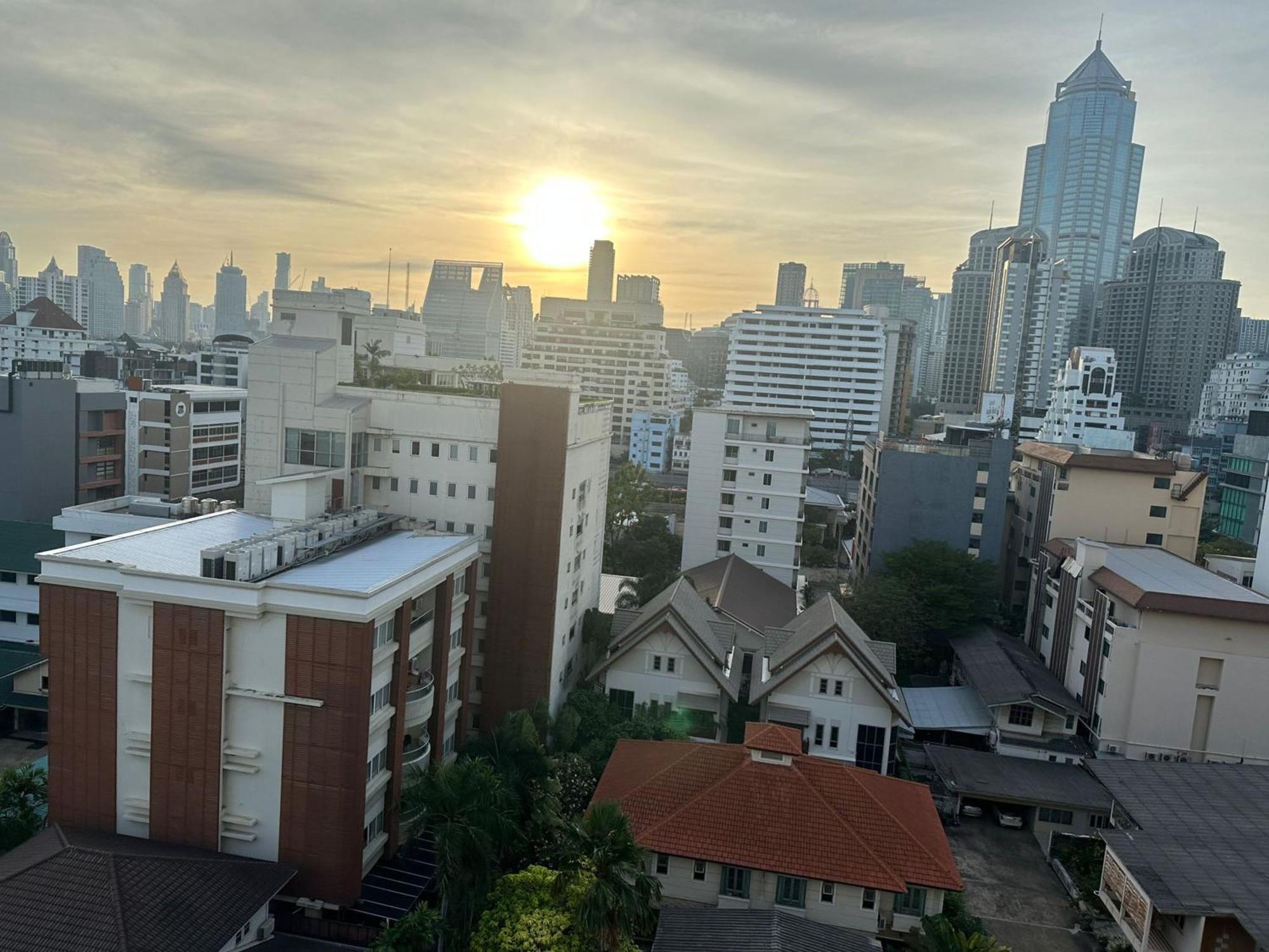 Affordable Serviced Apartments In Nana Omni Tower - Prime Sukhumvit Location Bangkok Exterior photo