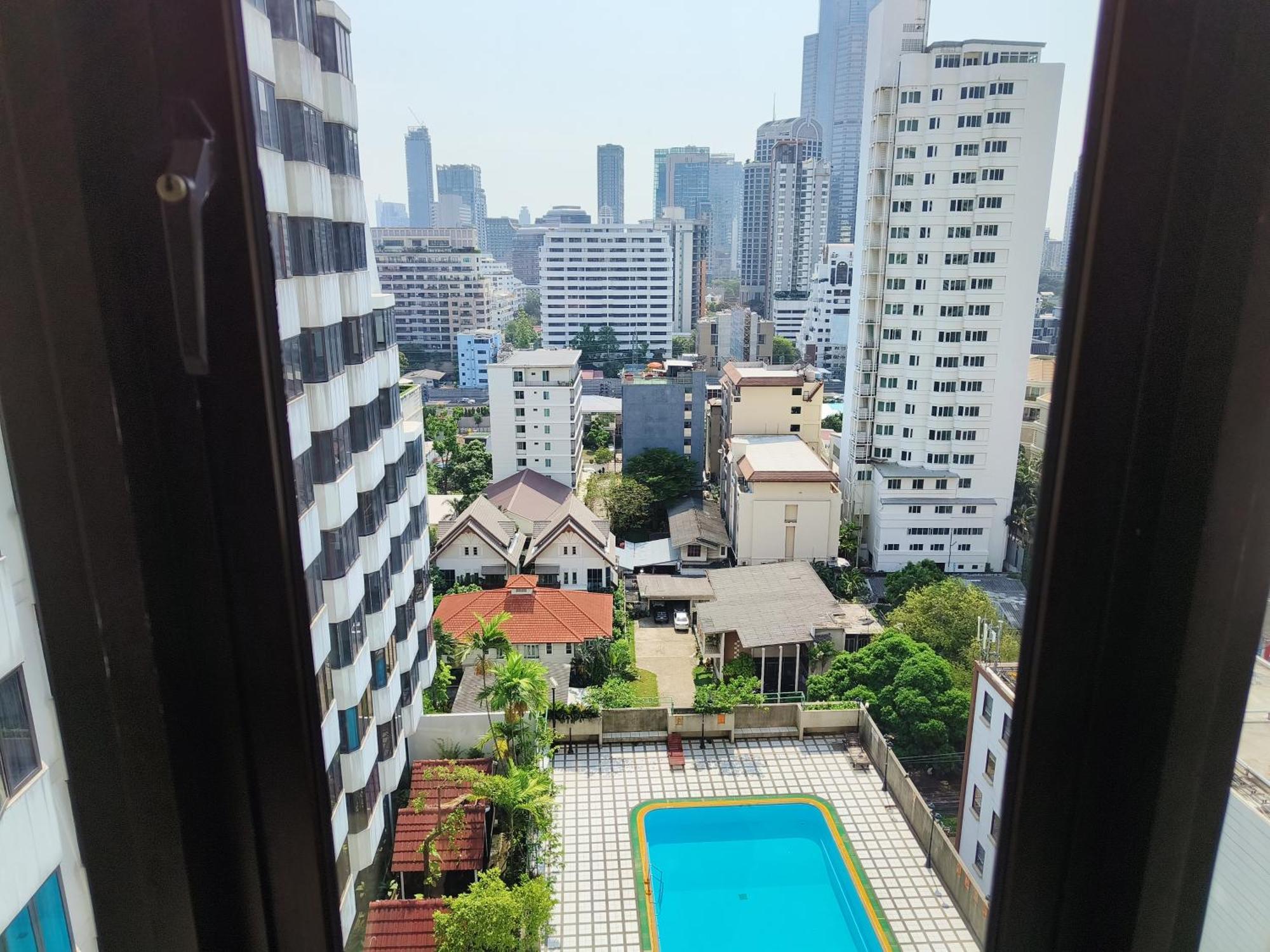Affordable Serviced Apartments In Nana Omni Tower - Prime Sukhumvit Location Bangkok Exterior photo