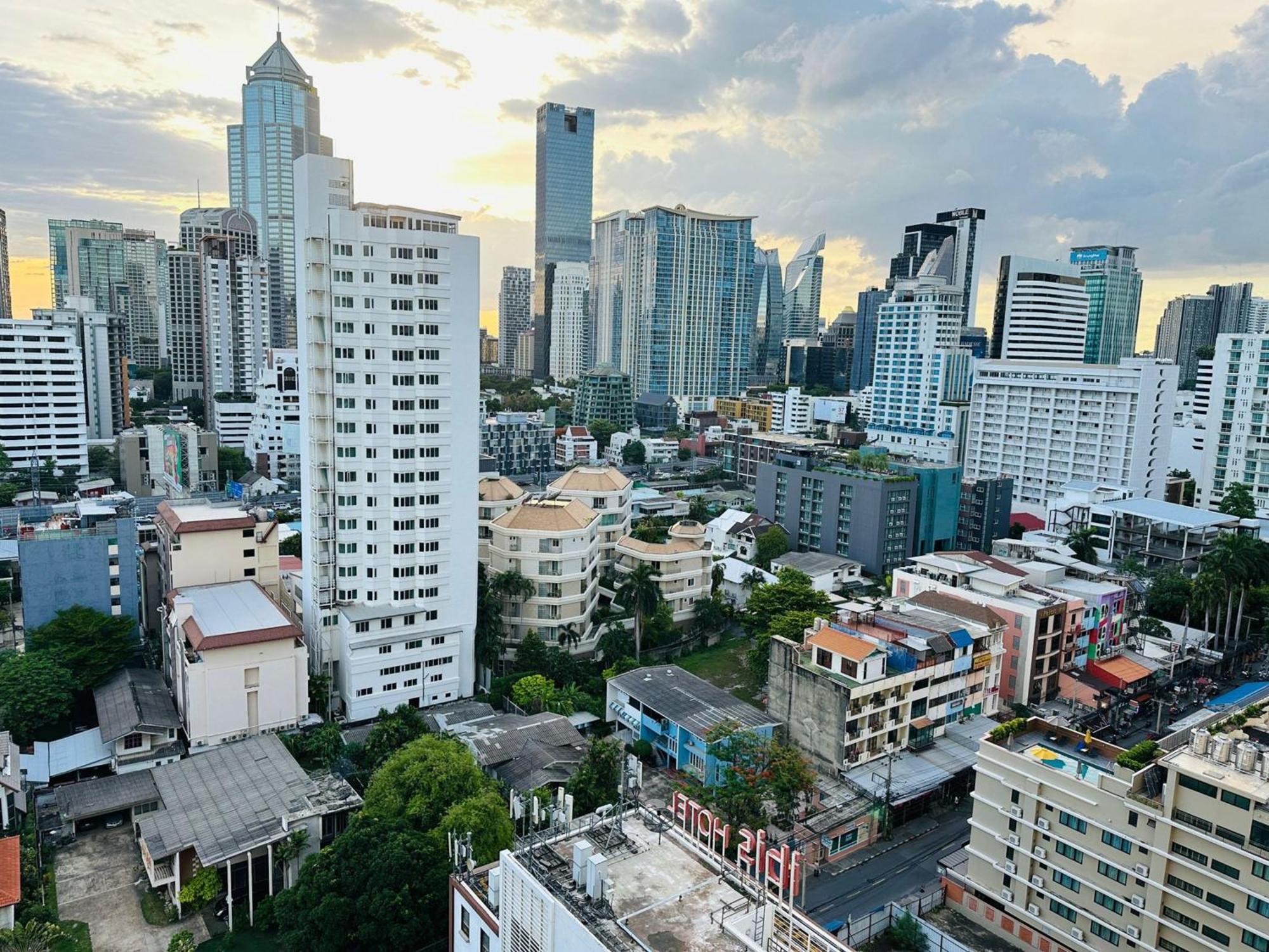 Affordable Serviced Apartments In Nana Omni Tower - Prime Sukhumvit Location Bangkok Exterior photo